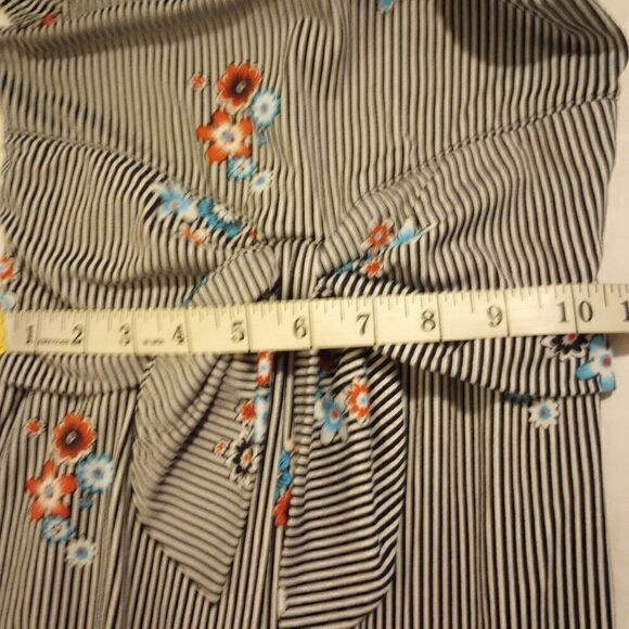 - Wonder nation floral and stripes romper with bow - Picture 12 of 12